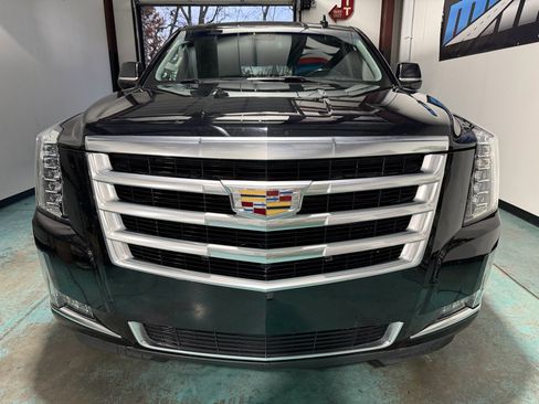 Used 2019 Cadillac Escalade Luxury image 2