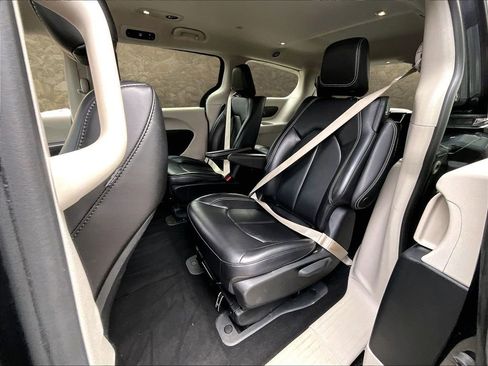 Used 2023 Chrysler Pacifica Touring-L image 24