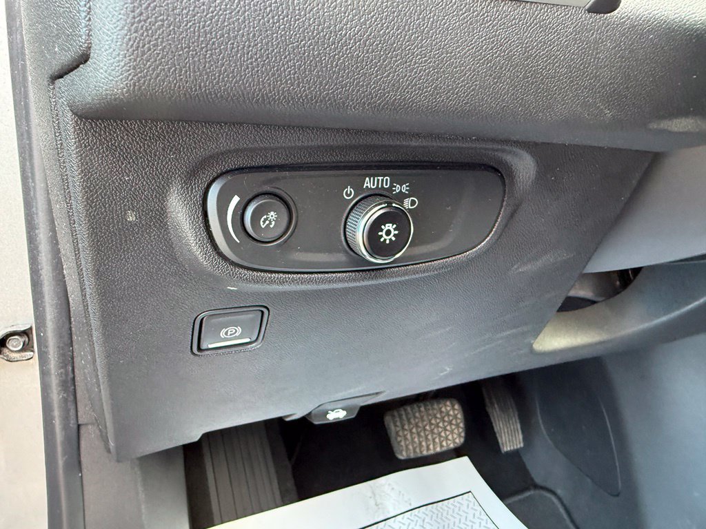 Used 2023 GMC Terrain SLE AWD/4WD image 16