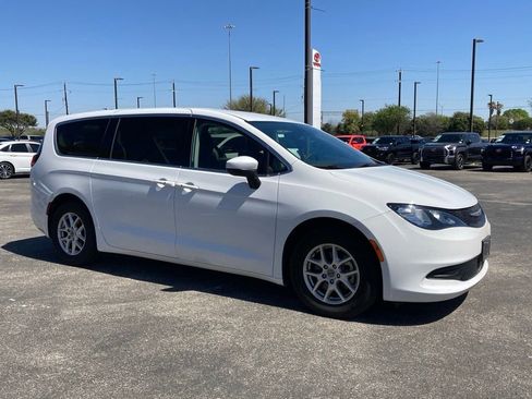 Used 2023 Chrysler Voyager LX image 2