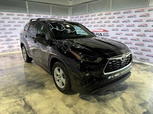Used 2022 Toyota Highlander LE image 2