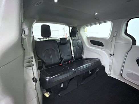 Used 2022 Chrysler Pacifica Touring-L FWD image 17