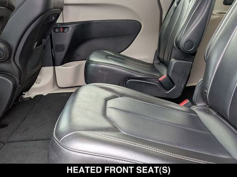 Used 2023 Chrysler Pacifica Touring-L FWD image 3