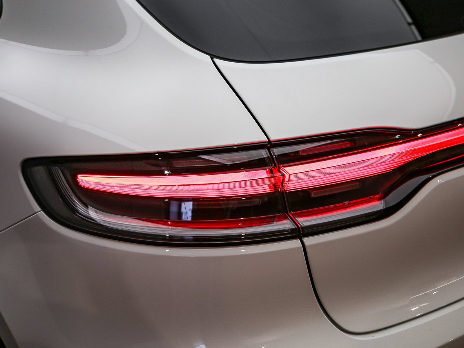 Certified 2025 Porsche Macan AWD/4WD image 15