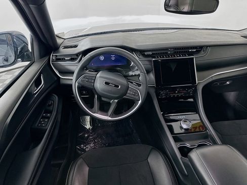 Certified 2024 Jeep Grand Cherokee Altitude image 32