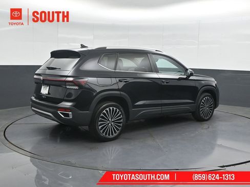 Used 2025 Volkswagen Taos SE FWD image 2