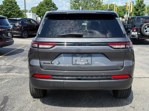 Used 2022 Jeep Grand Cherokee Altitude AWD/4WD image 4