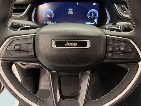 Used 2023 Jeep Grand Cherokee Laredo w/ Luxury Tech Group I AWD/4WD image 9