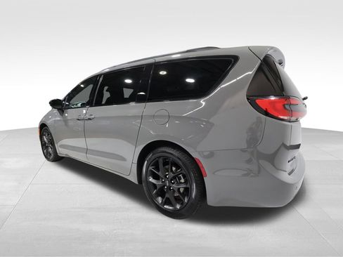 Used 2025 Chrysler Pacifica Limited image 2