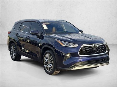 Used 2021 Toyota Highlander Platinum FWD image 3