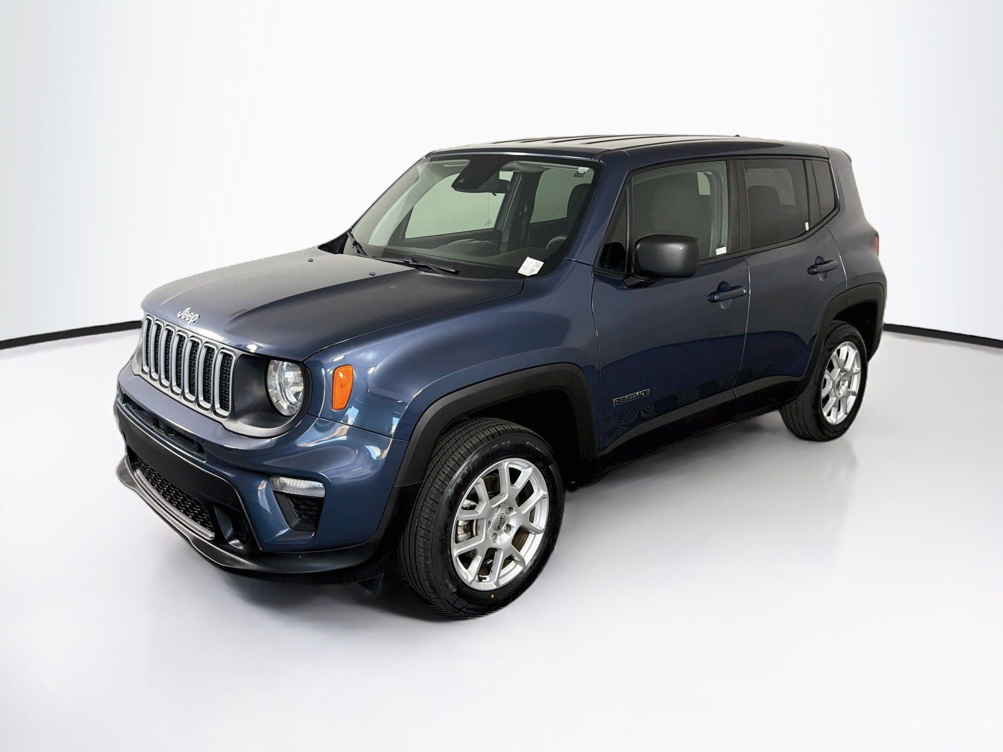 Used 2023 Jeep Renegade Latitude AWD/4WD image 3