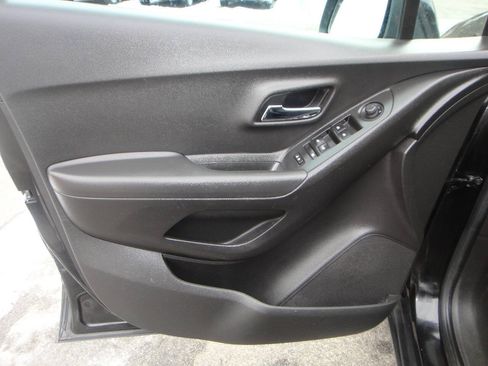 Used 2019 Chevrolet Trax LT w/ LT Convenience Package AWD/4WD image 8