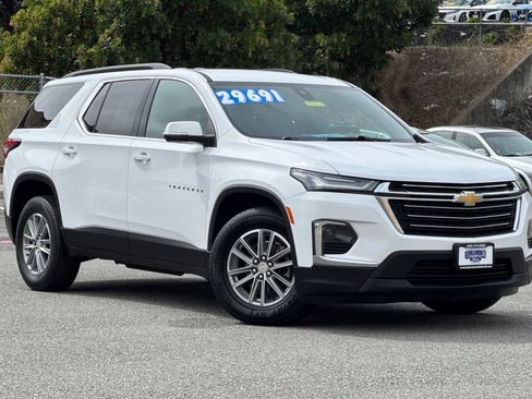 Used 2023 Chevrolet Traverse LT image 2