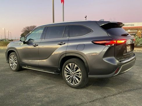 Used 2024 Toyota Highlander Platinum image 6