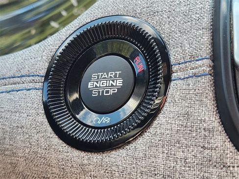 New 2025 Jeep Compass Latitude image 13