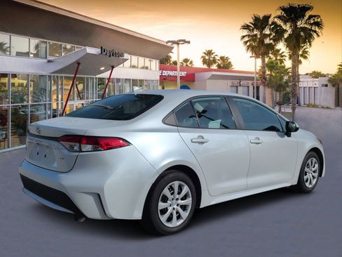 Used 2022 Toyota Corolla LE FWD image 3