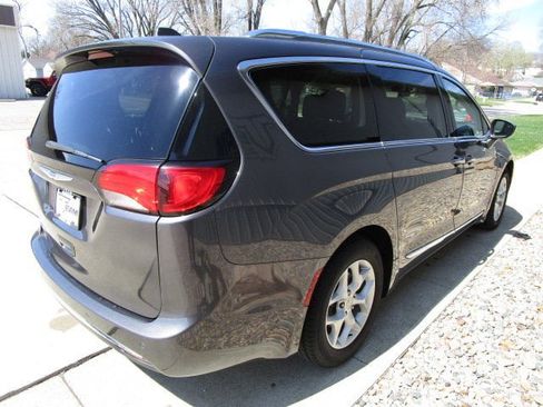 Used 2019 Chrysler Pacifica Touring-L Plus w/ Advanced Safetytec Group FWD image 7