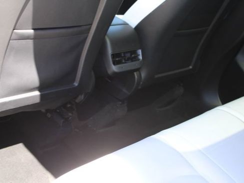 Used 2024 Tesla Model Y Long Range AWD/4WD image 27