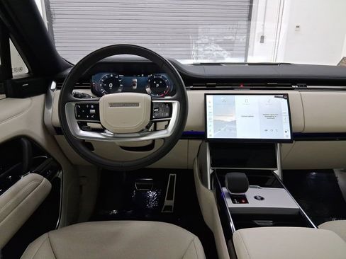 New 2025 Land Rover Range Rover Long Wheelbase SE image 4