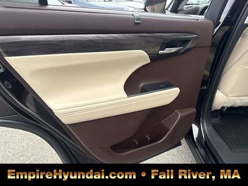 Used 2020 Toyota Highlander Platinum image 19