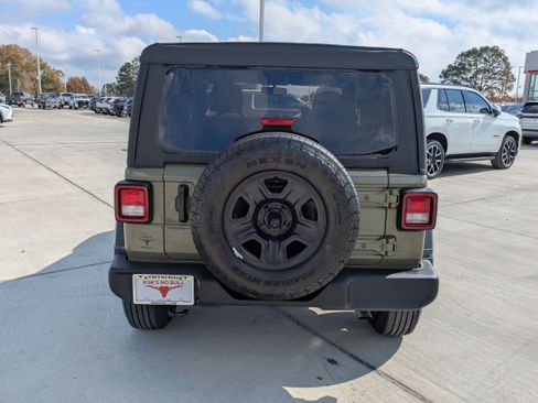 Used 2025 Jeep Wrangler Sport image 6