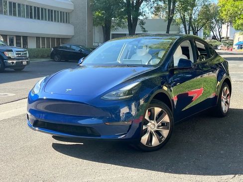 Used 2024 Tesla Model Y Long Range RWD image 3