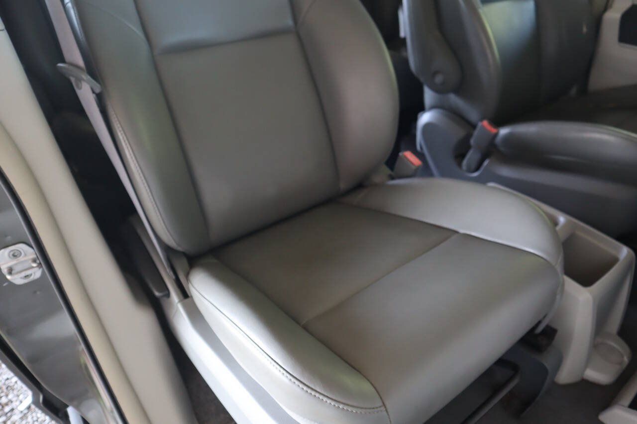 Used 2010 Volkswagen Routan SE FWD image 15