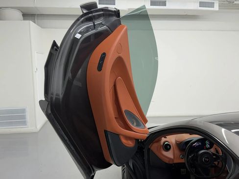 Used 2017 McLaren 570S RWD image 15