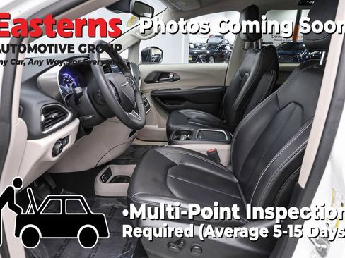Used 2023 Chrysler Pacifica Touring-L FWD image 14