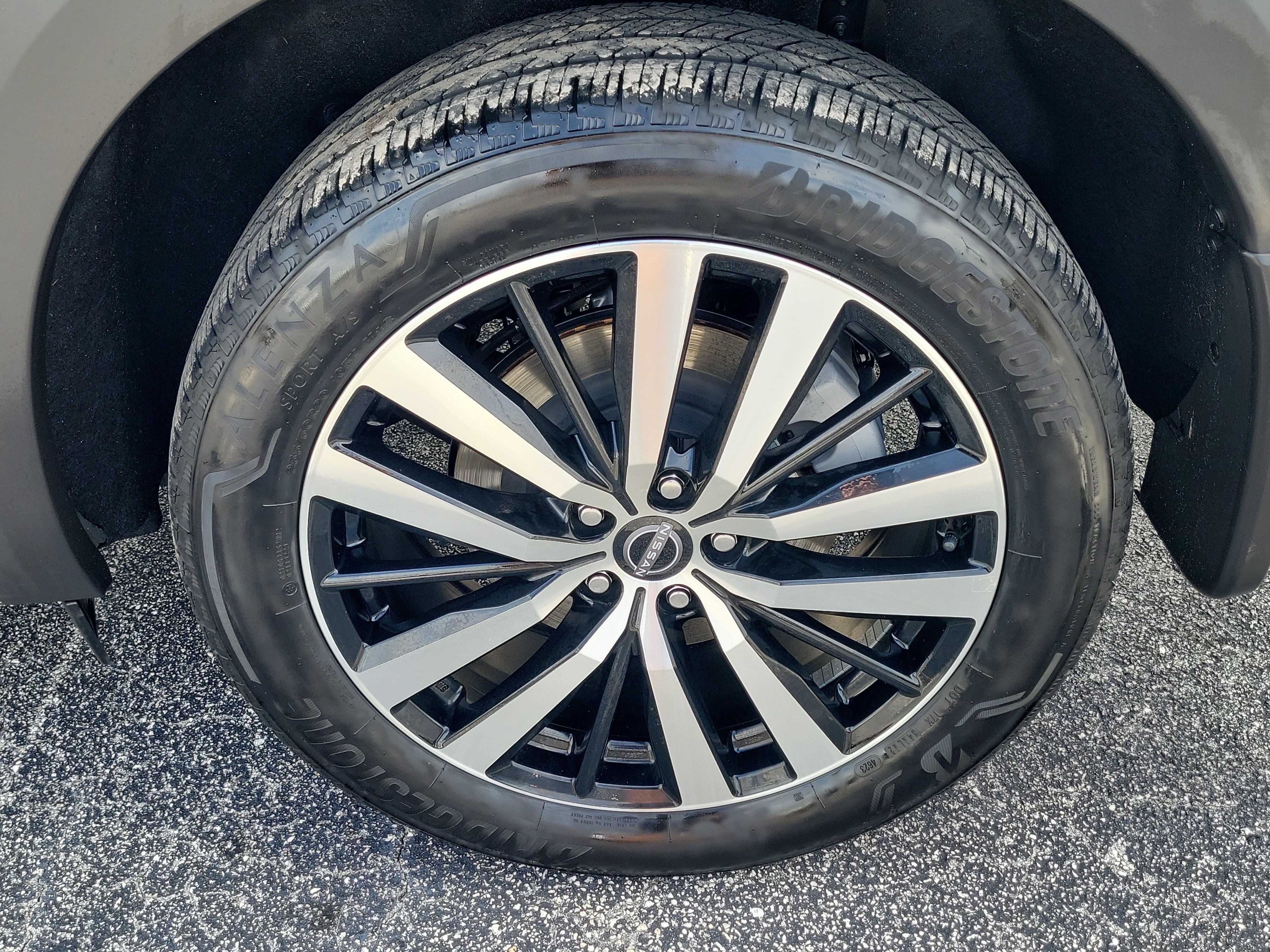 Certified 2024 Nissan Pathfinder Platinum w/ Black Appearance Package FWD image 9