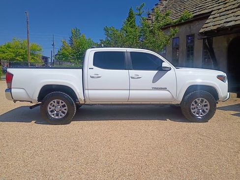 Used 2018 Toyota Tacoma SR5 w/ SR5 Appearance Package (SM) RWD image 16