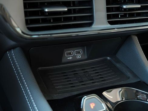 New 2025 VinFast VF 8 Eco AWD/4WD image 17