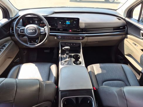 Used 2025 Kia Carnival FWD image 31