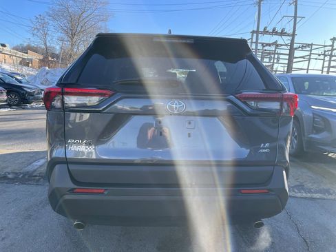 Used 2022 Toyota RAV4 LE image 4