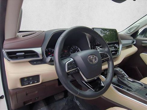 Used 2020 Toyota Highlander Platinum FWD image 10