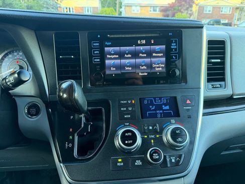 Used 2015 Toyota Sienna XLE w/ XLE Navigation Package FWD image 17