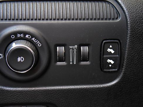 Used 2024 Jeep Wagoneer L Series II RWD image 38