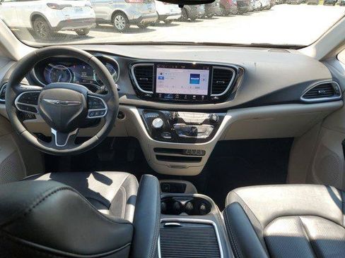 Used 2024 Chrysler Pacifica Touring-L FWD image 11