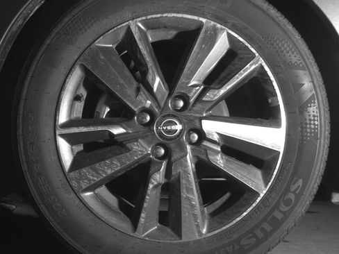 Used 2025 Nissan Versa SV FWD image 12