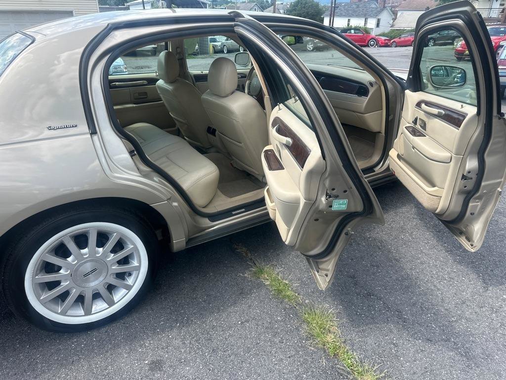 Used 2006 Lincoln Town Car Signature RWD image 34