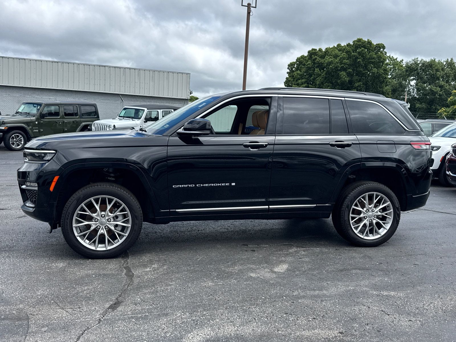 Used 2024 Jeep Grand Cherokee Summit AWD/4WD image 3