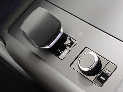 Used 2025 Land Rover Discovery Dynamic SE image 16