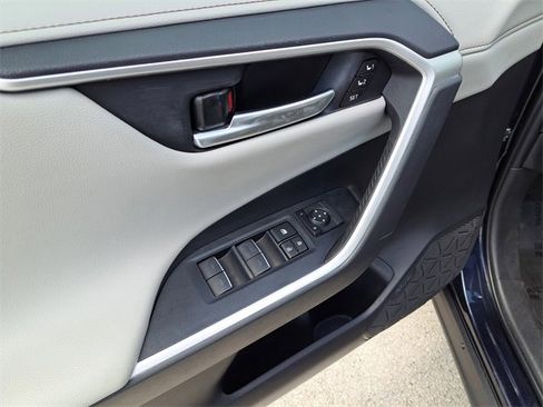 Used 2023 Toyota RAV4 Limited image 16