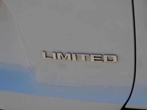 Used 2021 Jeep Cherokee Limited w/ Elite Package AWD/4WD image 8