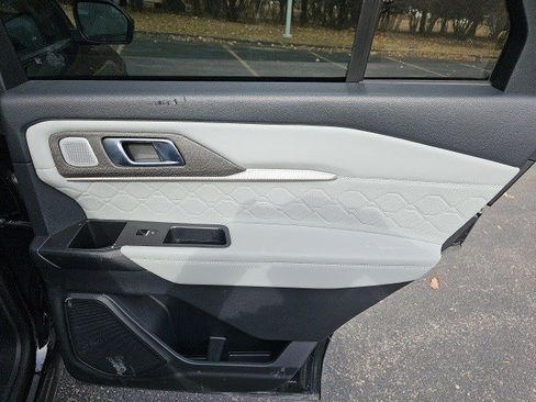 Used 2025 Ford Explorer Platinum w/ LUX Leather Package image 17