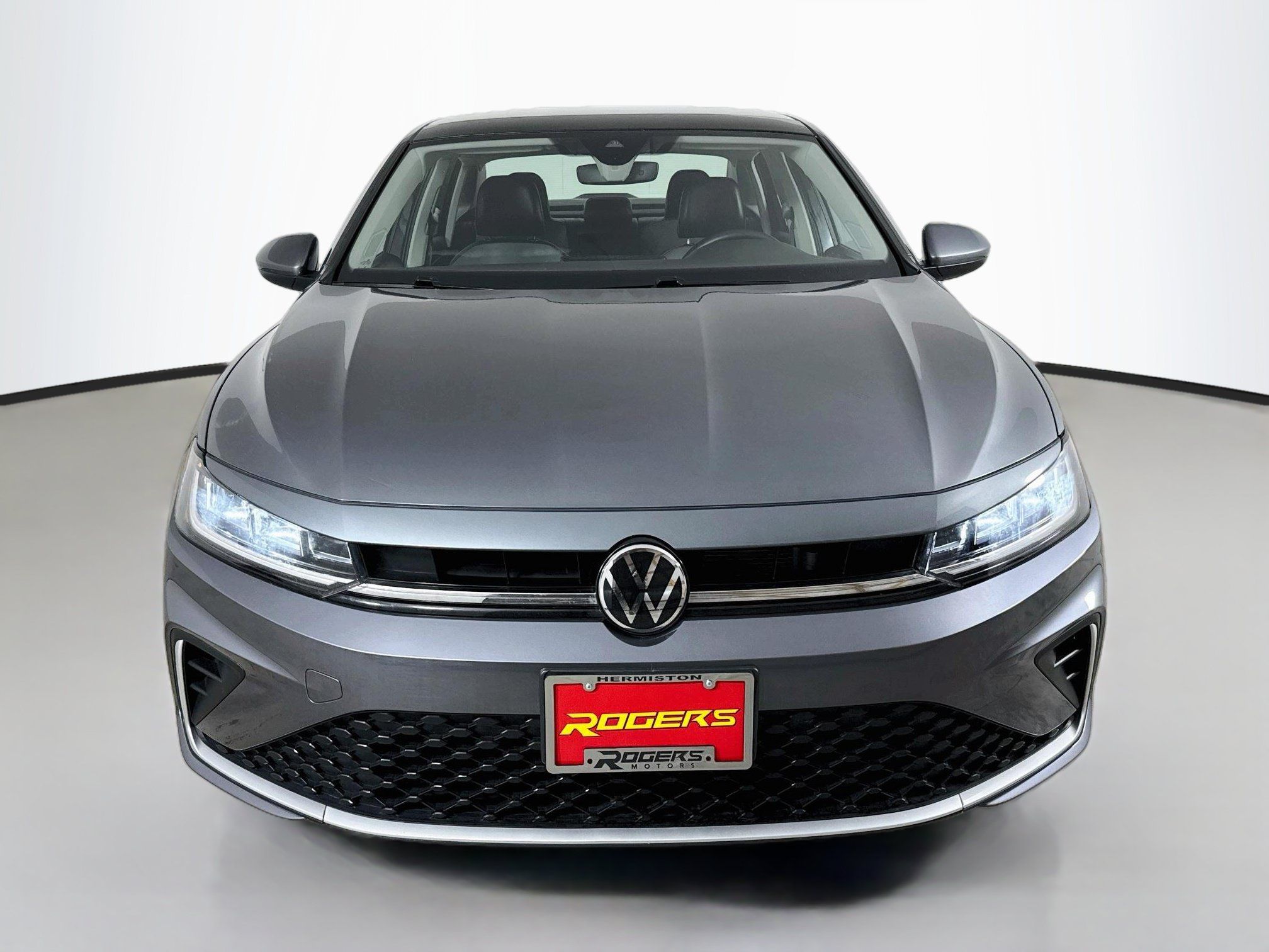 Used 2025 Volkswagen Jetta SE FWD image 2