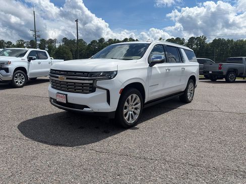 Used 2023 Chevrolet Suburban Premier AWD/4WD image 6