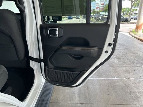 Used 2025 Jeep Wrangler Unlimited Sahara image 32