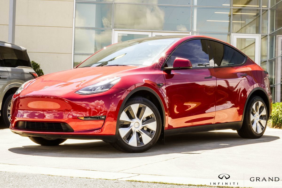 Used 2024 Tesla Model Y Long Range AWD/4WD image 1