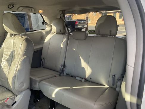 Used 2012 Toyota Sienna XLE image 16